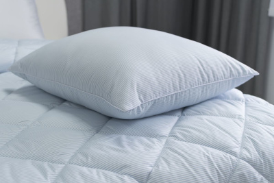 Подушка 70х70 "Home Holidays" Белый с голубой полоской (1/7)