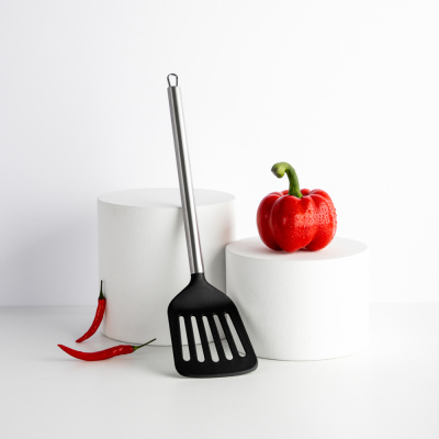 Лопатка с прорезями VETTA "Аргенто"  (нейлон, ручка нжс) (1/6/36/144)