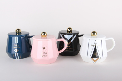 Кружка 400мл с крышкой и ложкой Style микс (4диз) (фарф.) (1/60)