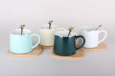 Кружка 400мл с крышкой и ложкой микс (4диз) (фарф.) (1/60)