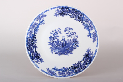 Тарелка 23см "У колодца" обеденная фарф. (12/36)